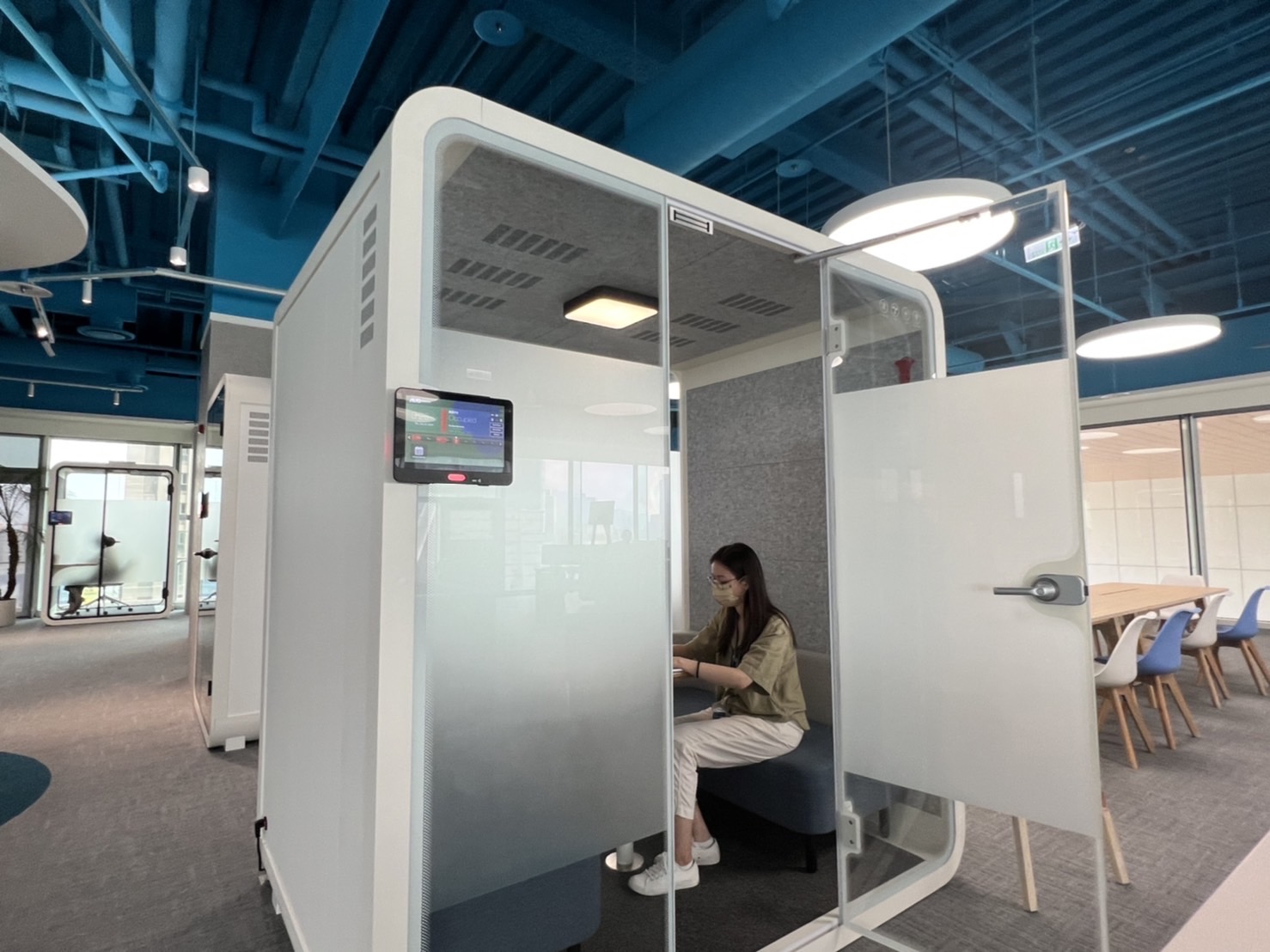 人生就是博高雄據點的智慧行動辦公艙，展現人生就是博在面板以外的研發應用軟實力